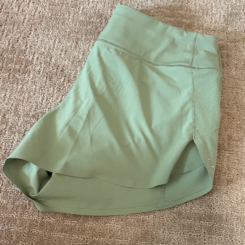 Athleta run with it 3.5 short